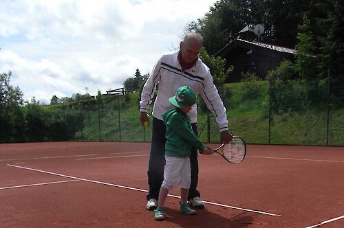 Hubert Herzig beim Tennistrainig mit einem Kind Einzeltraining für Kinder und Erwachsene
